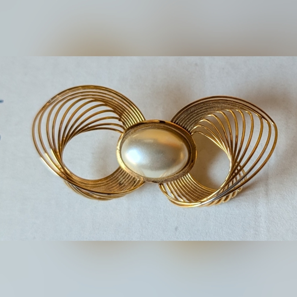 UNUSUAL Vintage Goldtone Faux Pearl Center Multi-Wire Retro BOW Brooch